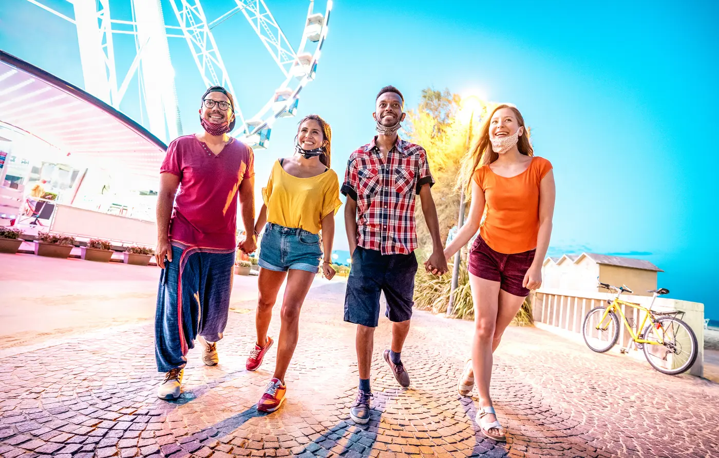 Amigos em parque de diversões